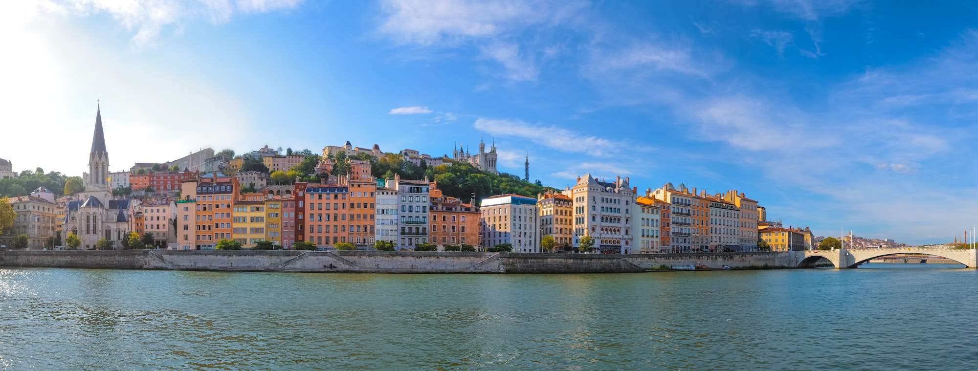 Vue panoramique de la ville de Lyon lors d'une journée ensoleillée, France